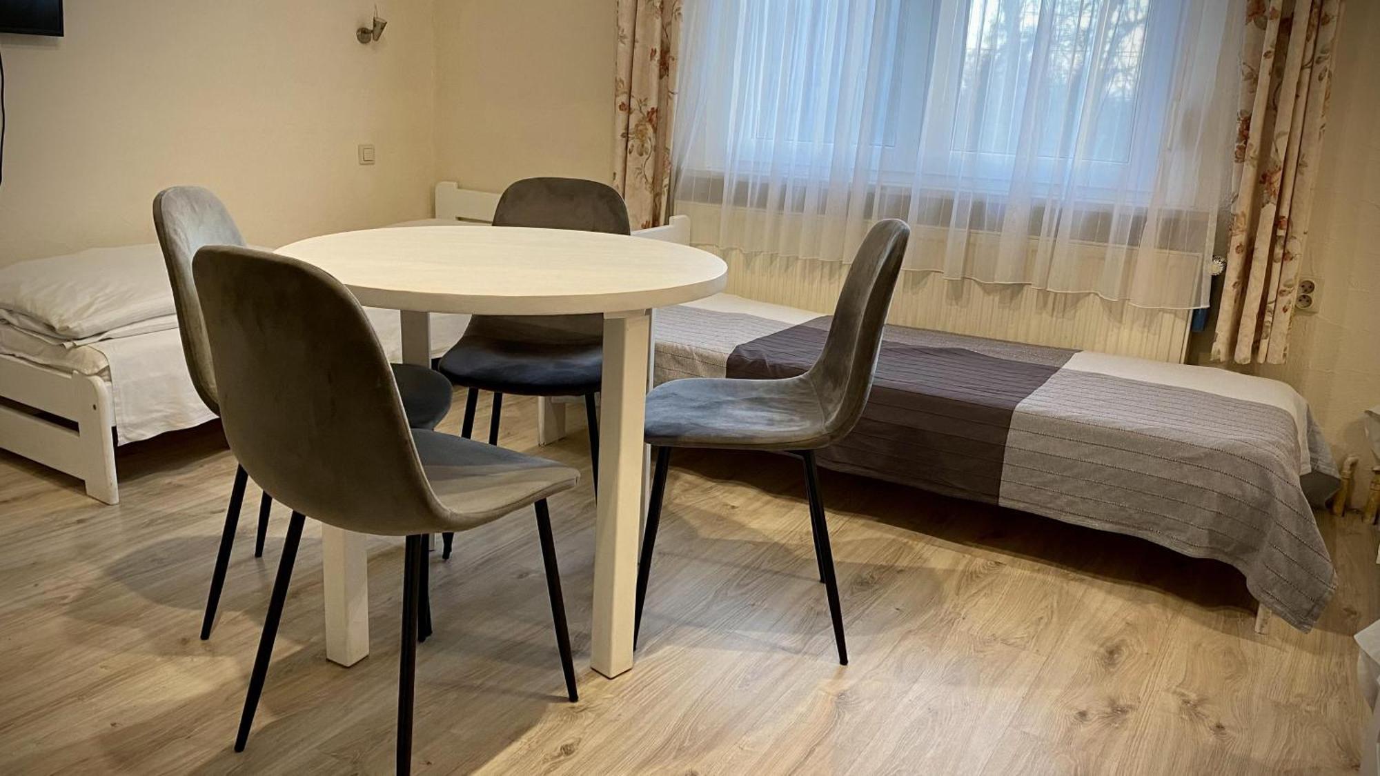 Villa Pod Orzechem W Zaniemyslu المظهر الخارجي الصورة